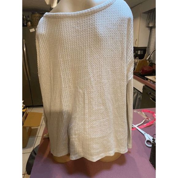 American Eagle Soft & Sexy Top. Medium - Picture 3 of 4